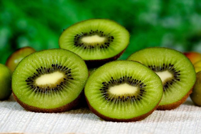 Immagine dei kiwi su un tavolo