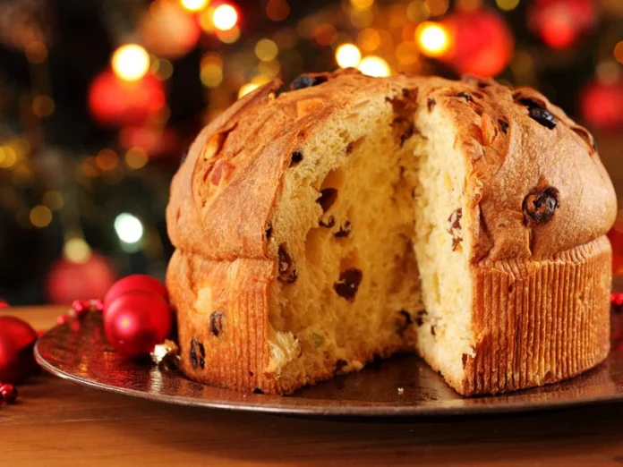 Immagine di un panettone tradizionale con frutta candita e uvetta, simbolo del Natale italiano.